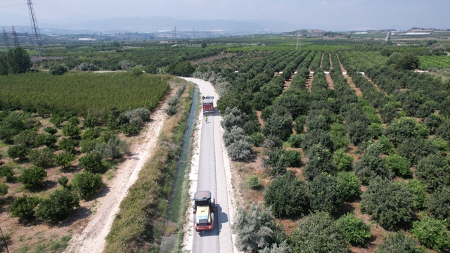 Akdeniz'de tarım yolları soğuk asfaltla yenileniyor