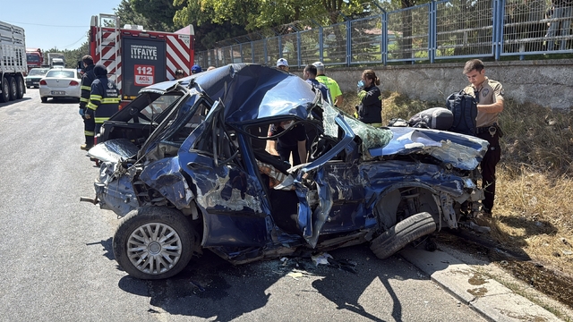 Eskişehir'de 3 aracın karıştığı feci kazada 1 ölü, 1 ağır yaralı
Otomobil, tır ve çöp kamyonunun çarpıştığı kazada can pazarı yaşandı
Kazada otomobildeki kadın yolcu hayatını kaybetti, sürücü ağır yaralandı