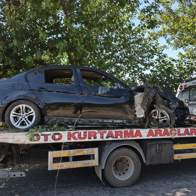 Otomobil kontrolden çıkıp ağaca çarptı, faciadan dönüldü