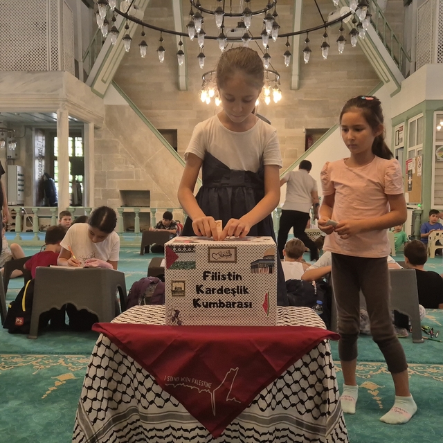 Kumbaradaki birikimlerini Filistin'e bağışladılar
Minik yüreklerden Filisti...