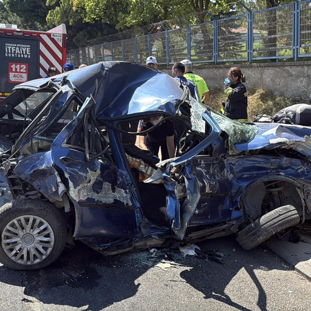 Eskişehir'de 3 aracın karıştığı feci kazada 1 ölü, 1 ağır yaralı
Otomobil,...