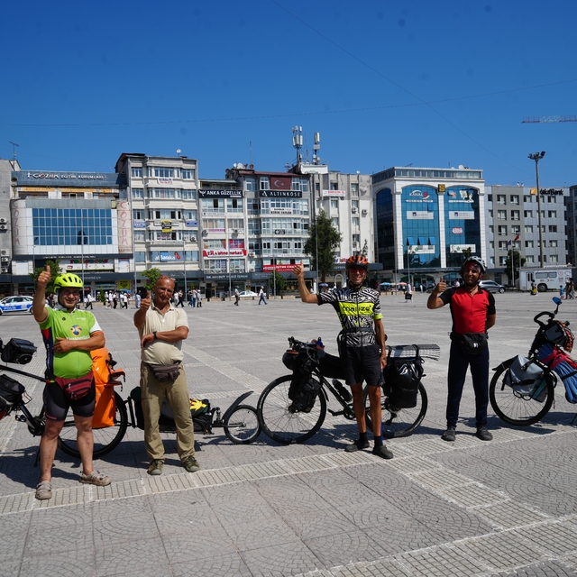 Karadeniz'i bisikletle keşfettiler, Türk misafirperverliğine hayran kaldıla...
