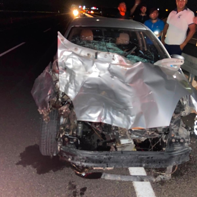 Siverek'te otomobil bariyerlere çarptı: 4 kişi yaralandı