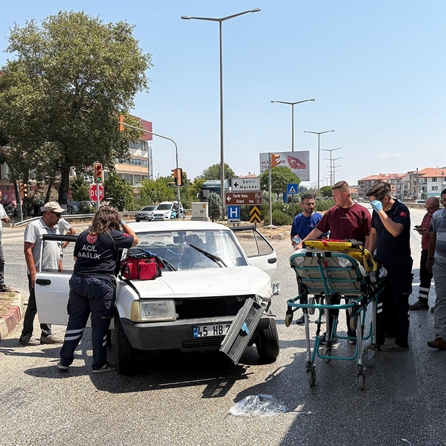 Otomobil ile tır kavşakta çarpıştı: 1 yaralı