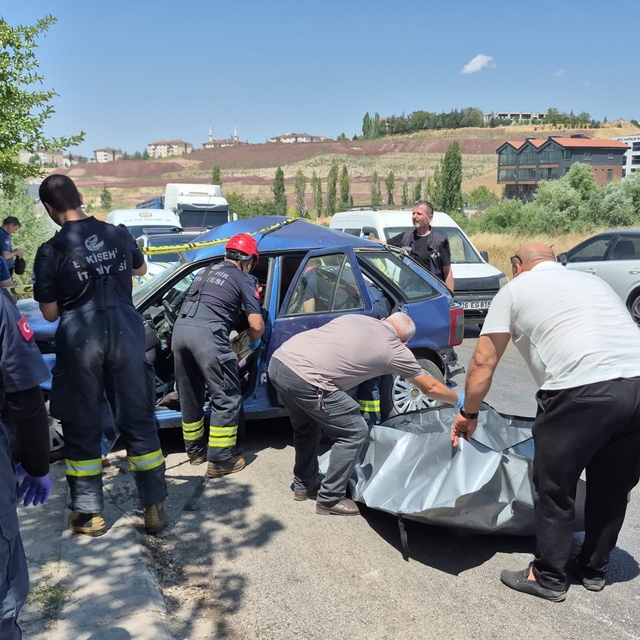 Feci kazada can veren kadının cenazesi sıkıştığı araçtan güçlükle çıkarıldı