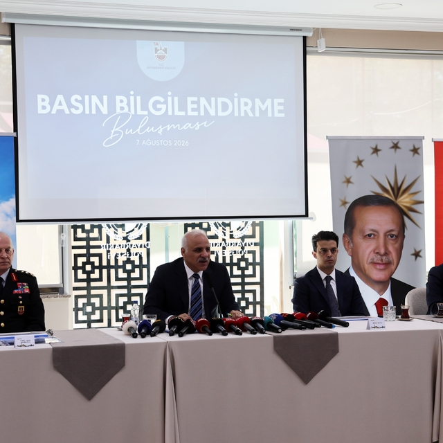 Diyarbakır Valisi Zorluoğlu: "Zehir tacirlerinin başını ezeceğiz"
"Asayiş s...