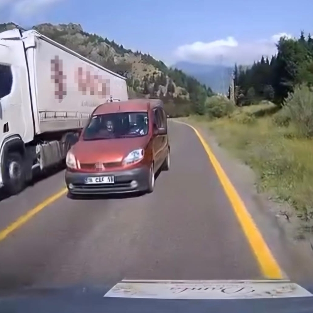 Ardahan-Şavşat karayolunda hatalı sollama araç kamerasında