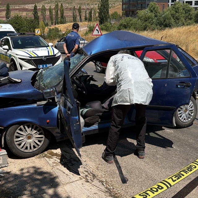 Çöp kamyonuyla TIR'ın çarptığı otomobil, 76 metre sürüklendi: 1 ölü, 1 ağır...