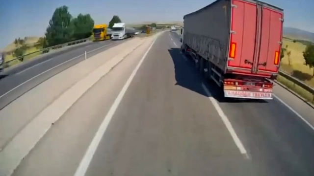 Freni boşalan TIR'ın karşı yöne geçtiği anlar kamerada