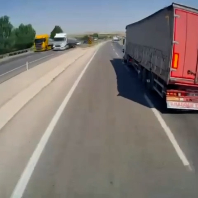 Freni boşalan TIR'ın karşı yöne geçtiği anlar kamerada