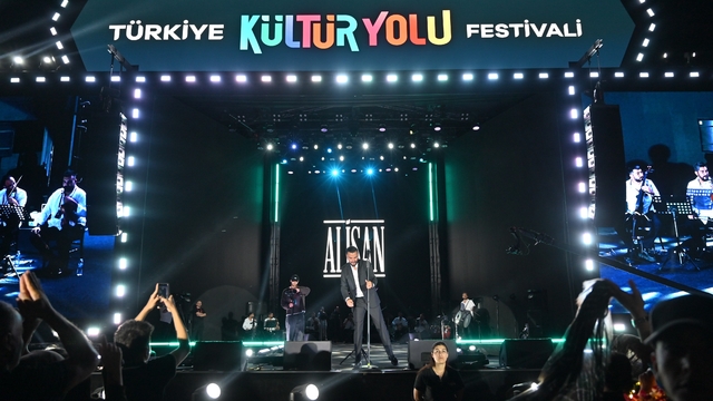 Alişan, Nevşehir Kültür Yolu Festivali'nde sahne aldı
