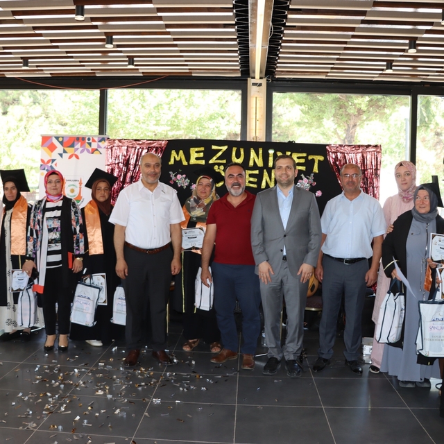 Okuma yazma öğrenen anneler mezuniyet sevinci yaşadı