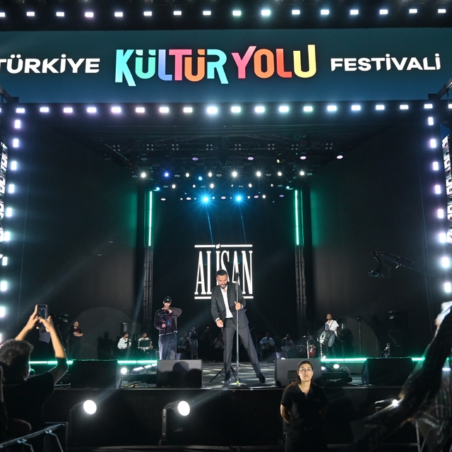 Alişan, Nevşehir Kültür Yolu Festivali'nde sahne aldı
