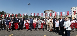 "Camini Bul Takımını Kur" futbol turnuvasına katılan öğrencilere bisiklet h...