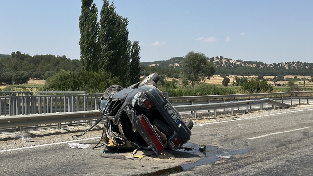 Uşak'ta takla atarak karşı şeride geçen otomobilde aynı aileden 4 kişi yaralandı