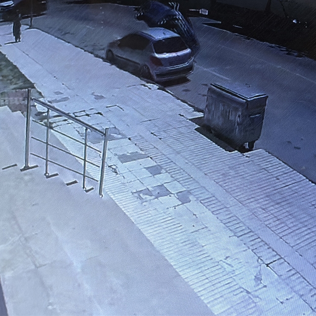 Çorum'da park halindeki araca çarpan otomobil devrildi