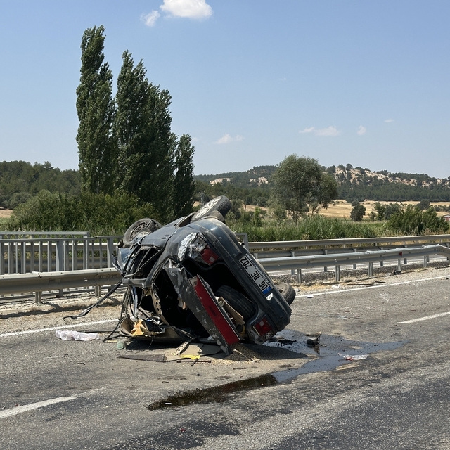 Uşak'ta takla atarak karşı şeride geçen otomobilde aynı aileden 4 kişi yara...