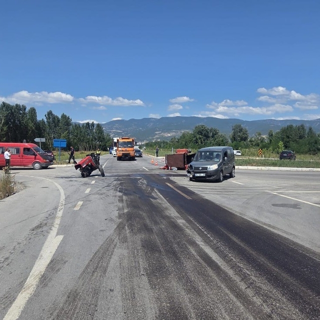 Tokat'ta traktör ile hafif ticari araç çarpıştı: 1'i ağır 5 yaralı