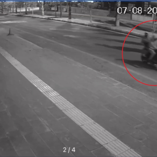 İş yerine motosikletli 2 şüphelinin silahlı saldırısı kamerada