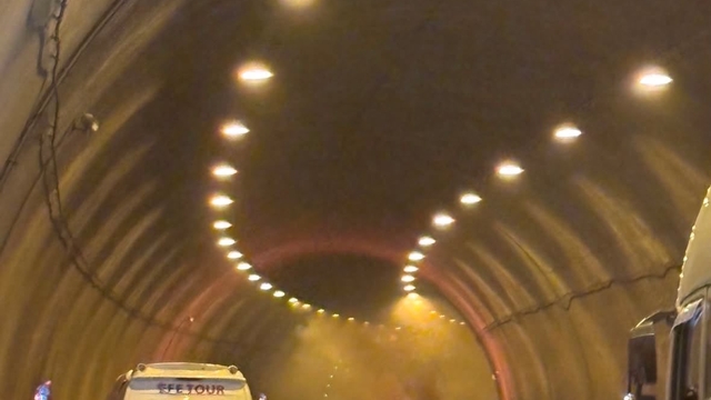 Bolu Dağı Tüneli'nde alev alan otomobil yandı