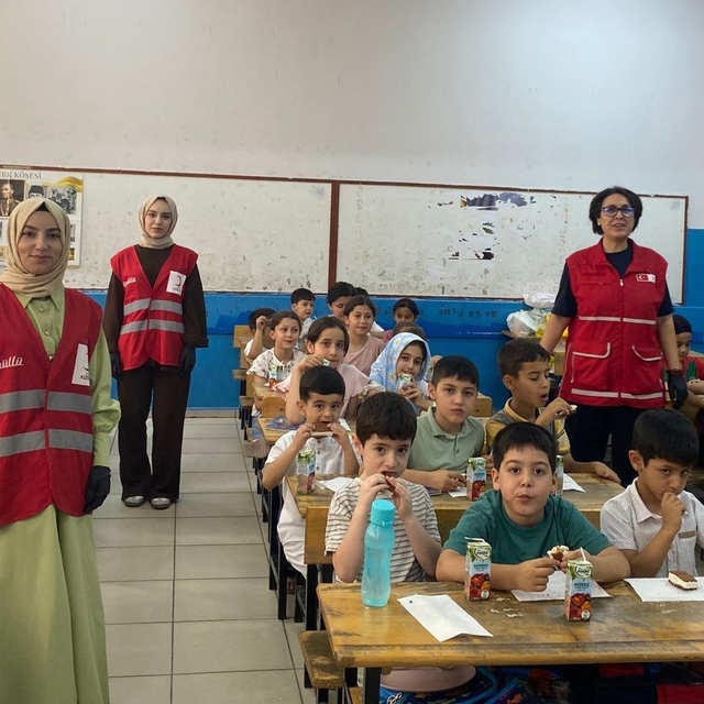 Muş'ta Kızılay ekiplerinden öğrencilere ikram