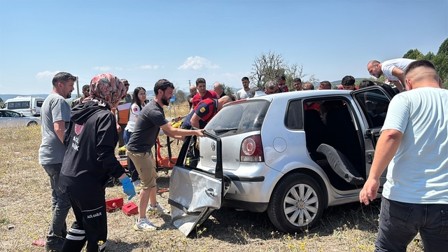 Kavşakta iki otomobil çarpıştı: 1 ölü, 5 yaralı