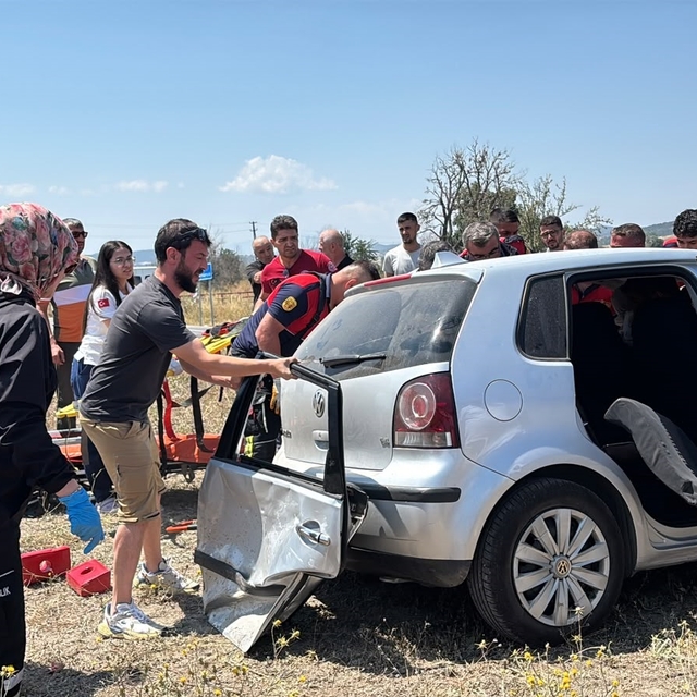 Kavşakta iki otomobil çarpıştı: 1 ölü, 5 yaralı
