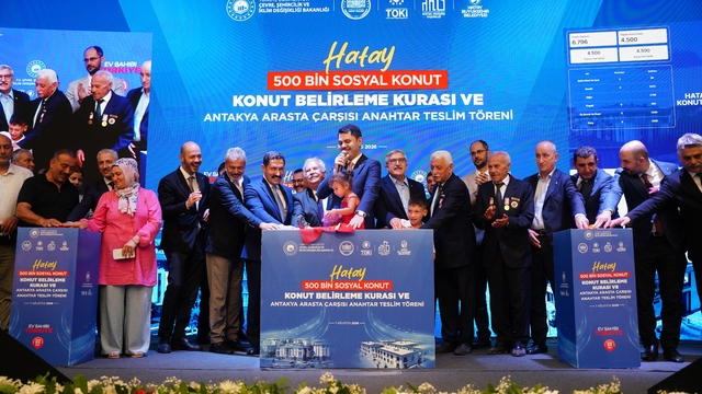 Bakan Kurum'un katılımıyla Hatay'da 8 bin 500 hak sahibinin konutu belirlendi
Çevre, Şehircilik ve İklim Değişikliği Bakanı:
"Devlet yönetmek, kriz anında milletin yükünü omuzlamak, ciddi bir iştir ve bu işler öyle sosyal medyadan şov yapmaya benzemez"