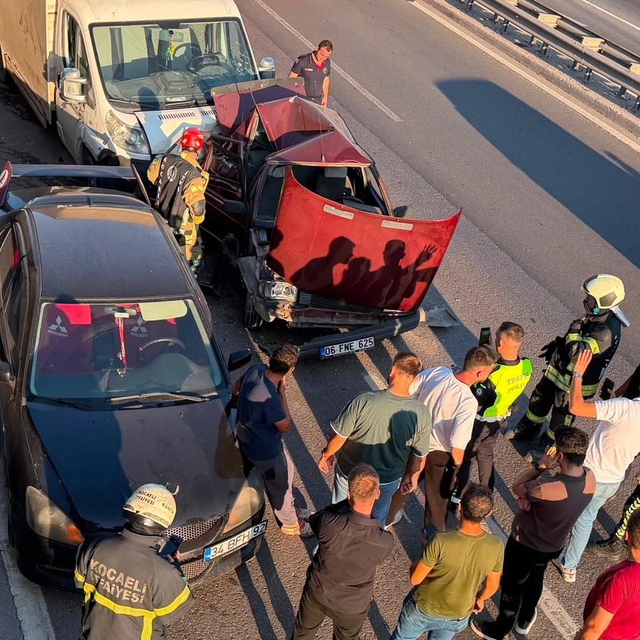 Kocaeli'de 3 araçlı zincirleme kaza: Sürücüler yara almadan kurtuldu