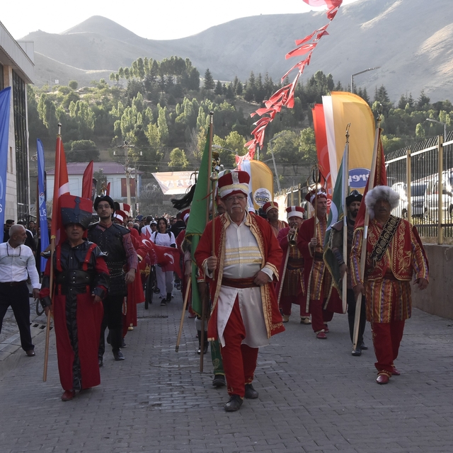 Bitlis'in kurtuluşunun 110. yılı coşkusu kortej yürüyüşüyle başladı