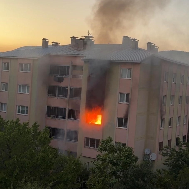 Bingöl'de 16 dairelik bina alevlere teslim oldu: Mahsur kalanları itfaiye m...