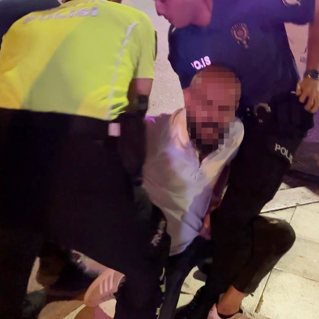 "Kelepçe vuramazlar, imkansız" dedi, kelepçelenip gözaltına alındı
Maddi ha...