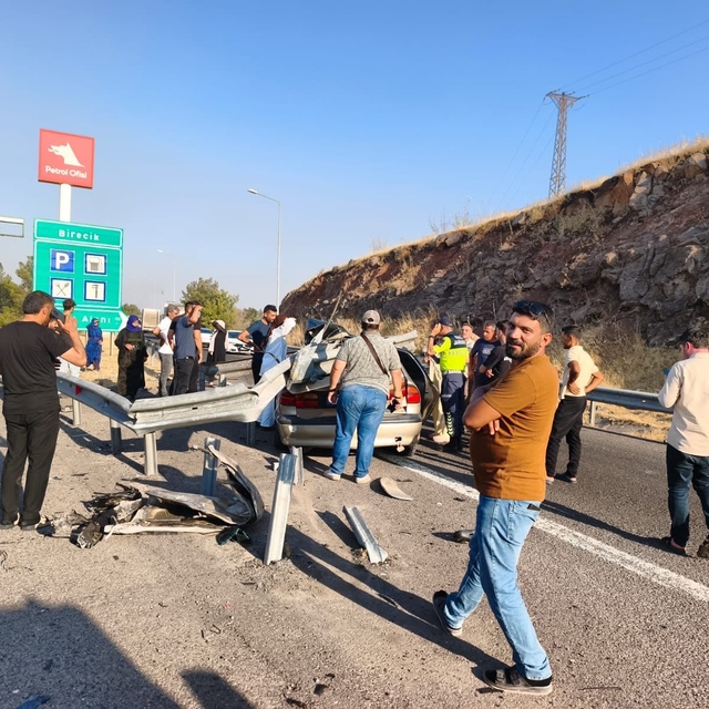 Şanlıurfa'da otomobil bariyerlere çarptı: 1 ölü, 1 yaralı