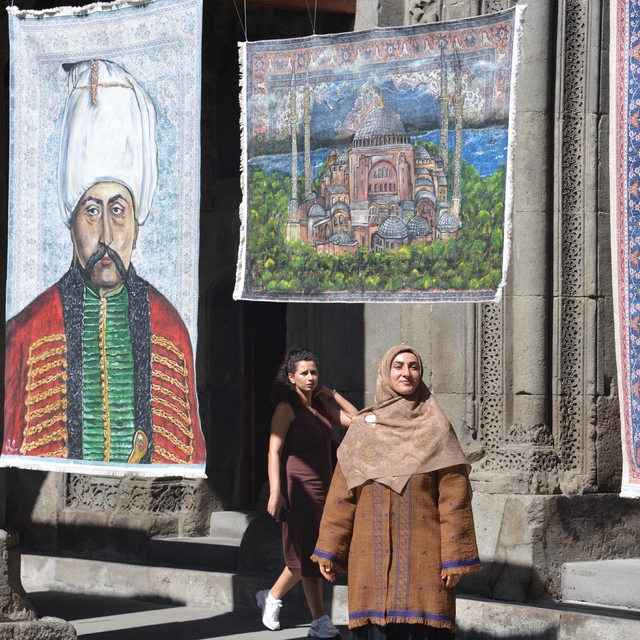 Hiç eğitim almadan evde kilimlerin üzerine yaptığı resimlerle sergi açtı