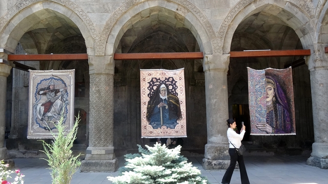 Türkiye'de bir ilki yapıyor: Kilim üzerine fırçasıyla Türk tarihini resmediyor