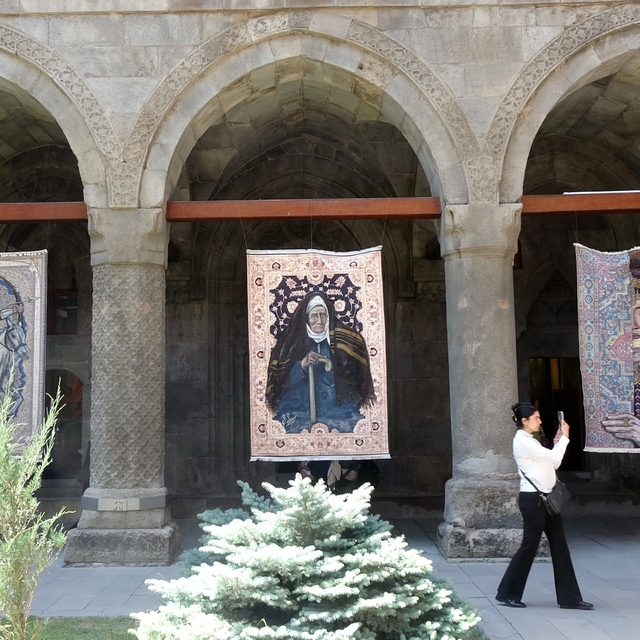 Türkiye'de bir ilki yapıyor: Kilim üzerine fırçasıyla Türk tarihini resmedi...
