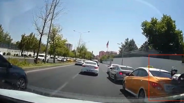 Seyir halindeki motosikletin fren yapan otomobile çarpması kamerada