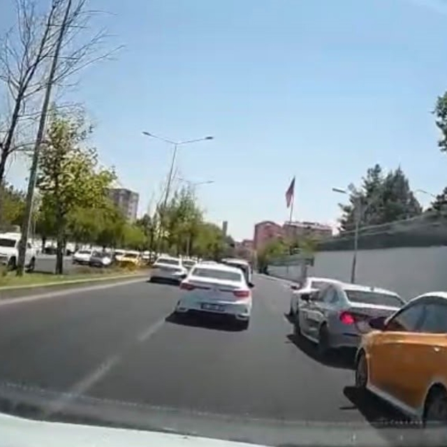 Seyir halindeki motosikletin fren yapan otomobile çarpması kamerada