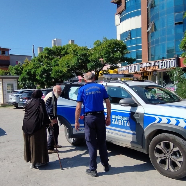 Belçika'dan gelen yaşlı çift yolunu kaybetti, zabıta yardıma koştu