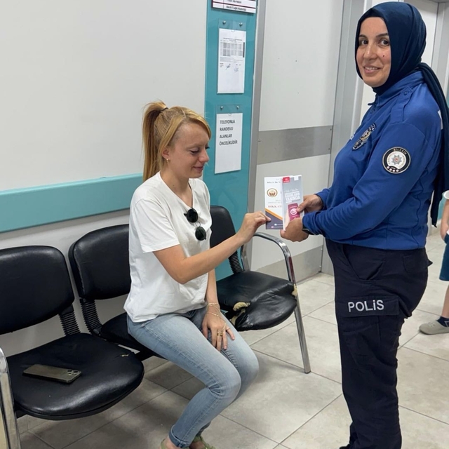 Sağlık hizmeti alan vatandaşlara KADES eğitimi