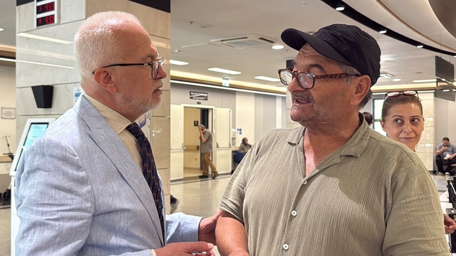 Kanser taraması için ikna çabası Amerika'da yaşayan kadını şaşırttı
Kanser taraması için vatandaşları tek tek ikna eden doktoru gören gurbetçi kadın:
"Türk sağlık sisteminin ulaştığı seviyeyi takdirle karşılıyorum"
"Amerika'da böyle hizmet görmedim"
İl Sağlık Müdürü Doç. Dr. Yaşar Bildirici tarama için vatandaşın peşinde