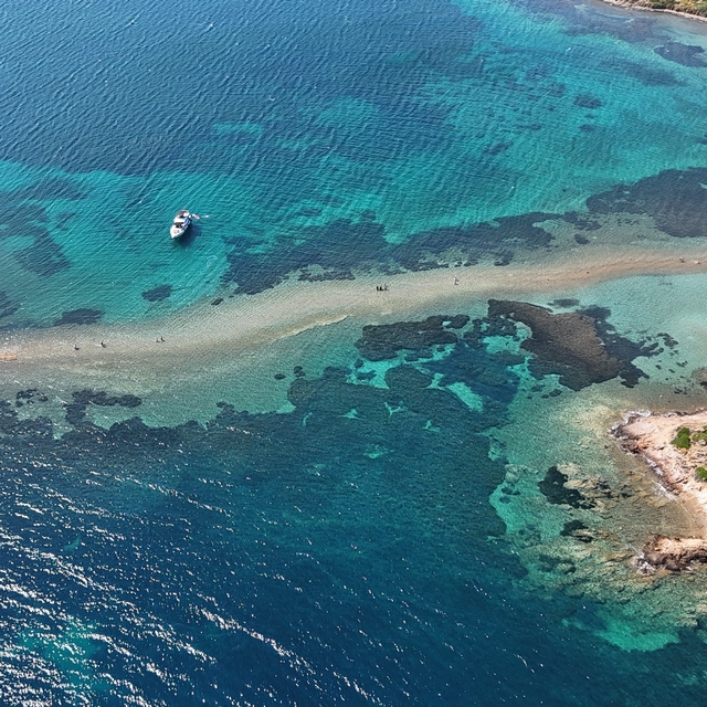 Adadan, adaya denizin içinden yürüyerek geçiyorlar
Cunda ile Maden Adası ar...
