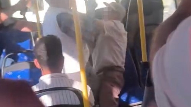Malatya'da 2 yaşlının yolcu otobüsündeki ilginç kavgası kamerada