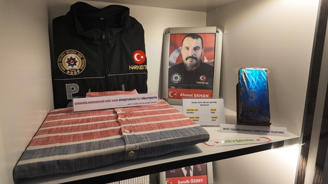 Şehit polis memurunun saçma isabet eden telefonu müzede görenleri duygulandırıyor