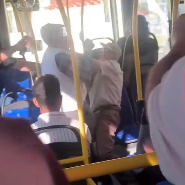 Malatya'da 2 yaşlının yolcu otobüsündeki ilginç kavgası kamerada