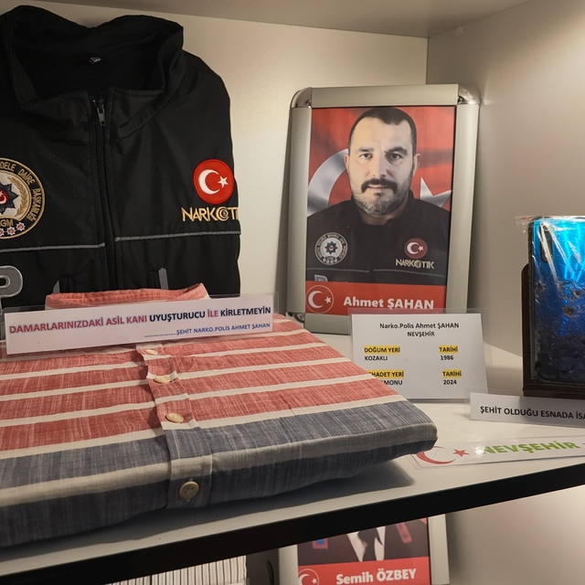 Şehit polis memurunun saçma isabet eden telefonu müzede görenleri duyguland...