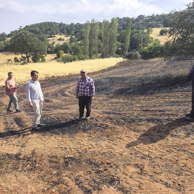 Kütahya Mustafalar köyünde yangın sonrası zarar gören alanlarda hasar tespi...