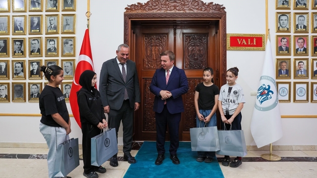 Vali Aydoğdu başarılı karatecileri makamında ağırladı