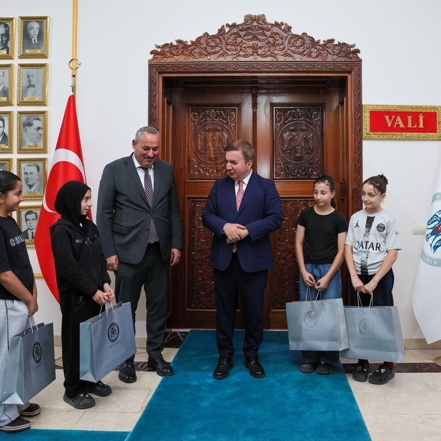 Vali Aydoğdu başarılı karatecileri makamında ağırladı