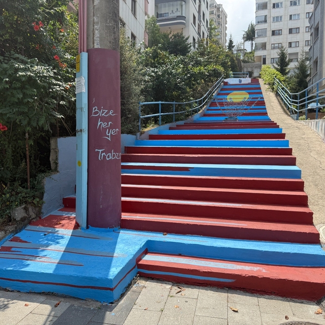 Trabzon'da kaldırımlar bordo maviye boyanıyor